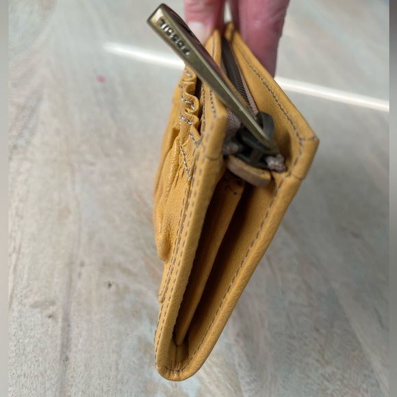 FOSSIL FIFTY FOUR leather wallet, yellow, Never Used, zip around womens wallet - Picture 6 of 8